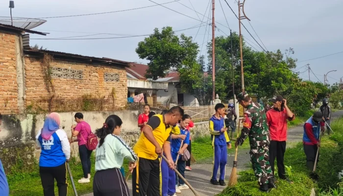 Bhabinkamtibmas Polsek Siantar Marihat Jumat Bersih di Gang Belimbing