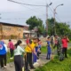 Bhabinkamtibmas Polsek Siantar Marihat Jumat Bersih di Gang Belimbing